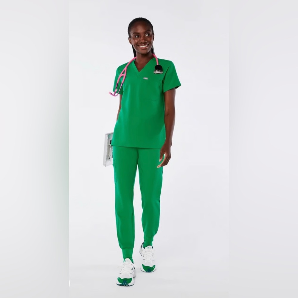 NWT Figs Catarina One Pocket Scrub Top New In Original Packaging Evergreen 💚 - Picture 3 of 6